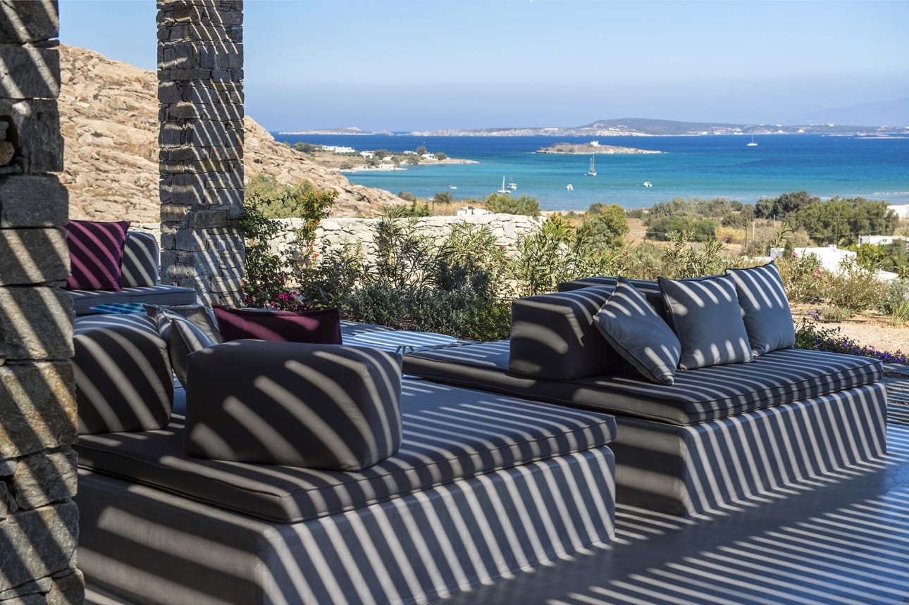 img:https://www.thethinkingtraveller.com/media/Blog%20Images/HONEYMOON%20destinations%20eruope/Cyclades_Islands_Paros_Thelma_MAR19_1.jpg