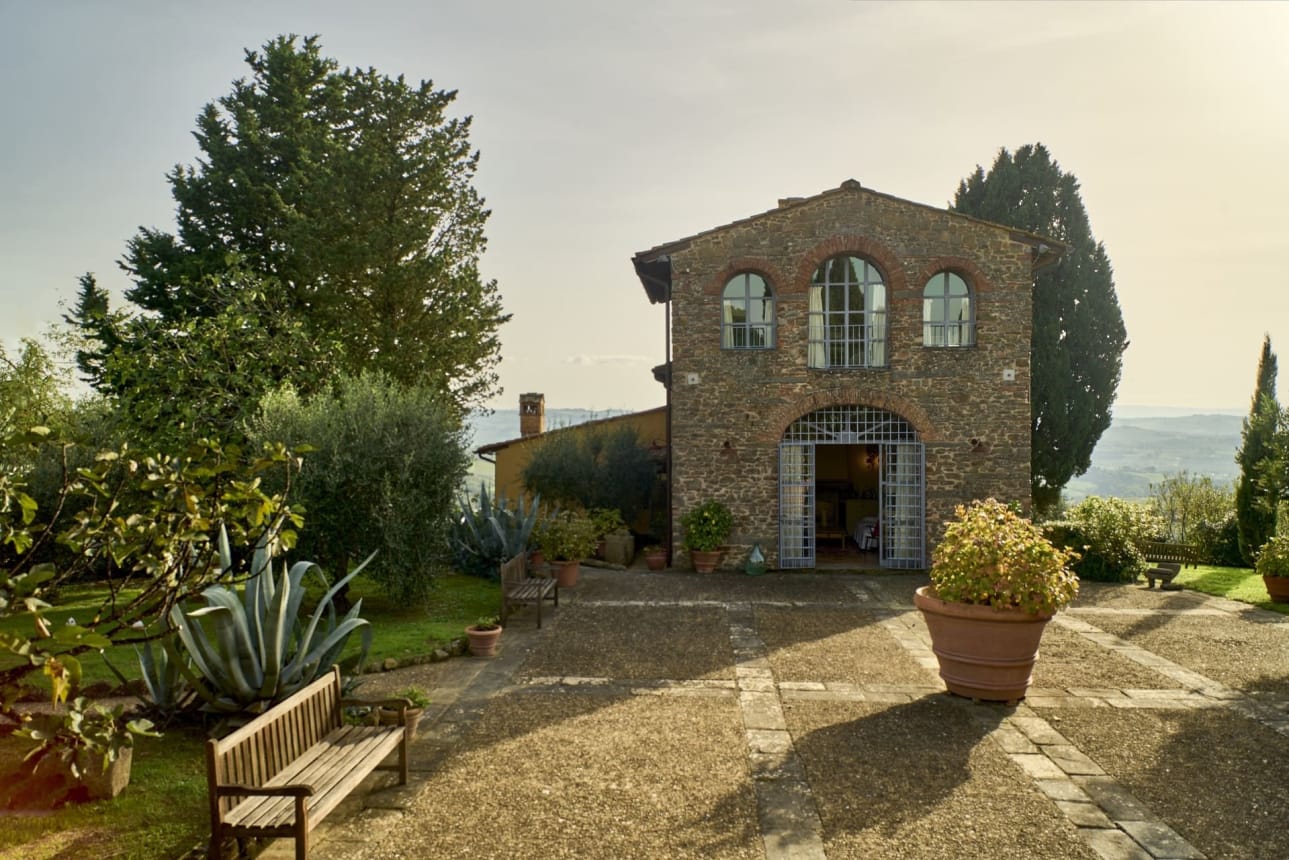 img:https://www.thethinkingtraveller.com/media/Blog%20Images/HONEYMOON%20destinations%20eruope/TTT_Tuscany_Lo_Soglio_OCT24_8651.jpg