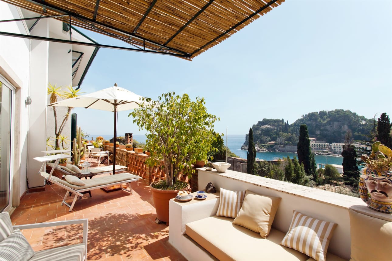img:https://www.thethinkingtraveller.com/media/Blog%20Images/stay%20in%20taormina/TTT_Sicily_La_Pergola%20(36).jpg