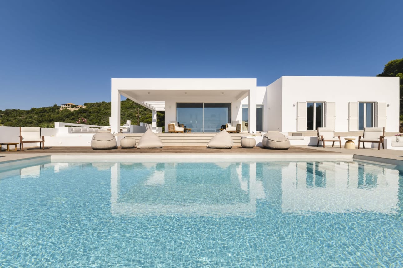 img:https://www.thethinkingtraveller.com/media/Blog%20Images/where%20to%20stay%20in%20zakynthos/TTT_Ionian_Islands_Zante_Savine_June23_018.jpg