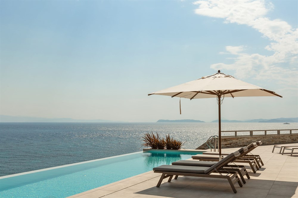 img:https://www.thethinkingtraveller.com/media/Resized/GREECE%20villas/Adina/AUG%2023/1000/TTT_Sporades_Adina_JUNE19_021%20(1).jpg