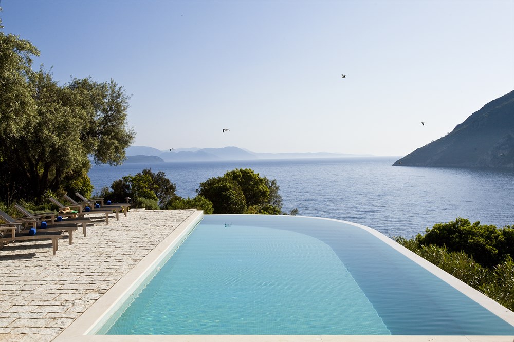 img:https://www.thethinkingtraveller.com/media/Resized/GREECE%20villas/Akrothea/1000/Akrotea13.jpg