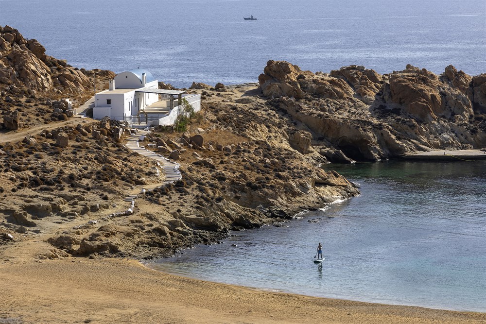 img:https://www.thethinkingtraveller.com/media/Resized/GREECE%20villas/Araya/OCT22/1000/TTT_Cyclades_Islands_Serifos_Araya_SEP22_143.jpg