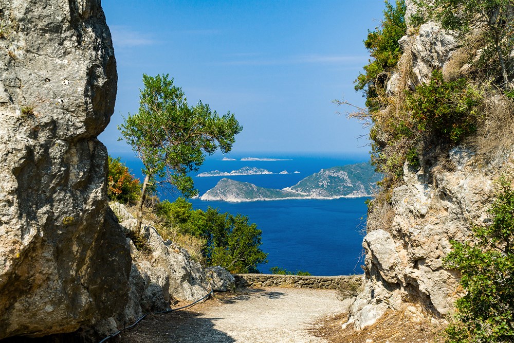 img:https://www.thethinkingtraveller.com/media/Resized/Greece%20Local%20Areas/Corfu/1000/Trail2.jpg