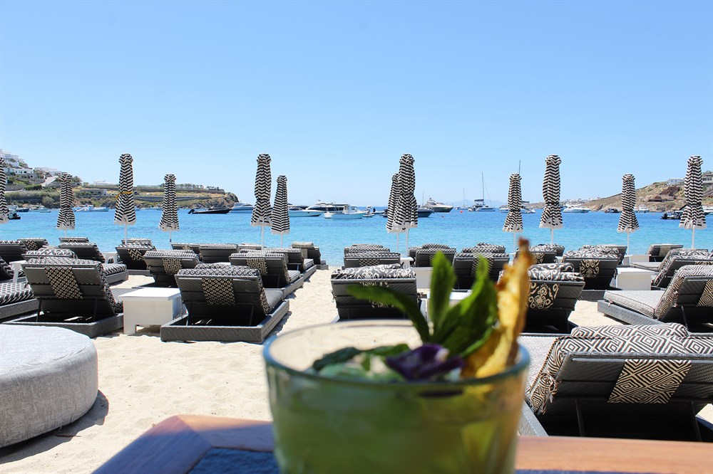 img:https://www.thethinkingtraveller.com/media/Resized/Greece%20Local%20Areas/Mykonos/Beaches/Pasaji_Beach_Club/1000/Cyclades_Islands_Mykonos_Pasaji_Beach_Club_JUN22_01.JPG