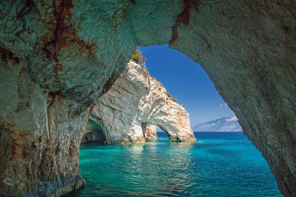 img:https://www.thethinkingtraveller.com/media/Resized/Greece%20Local%20Areas/Zakynthos/Blue_Caves/1000/shutterstock_131257025.jpg