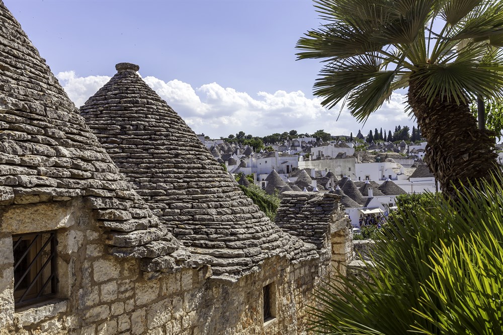 img:https://www.thethinkingtraveller.com/media/Resized/PUGLIA%20local%20areas/Alberobello/1000/Think_Puglia_Aberobello_16_LR_14.jpg