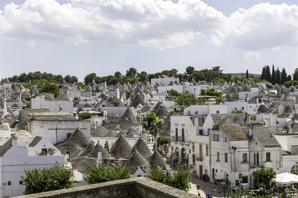 img:https://www.thethinkingtraveller.com/media/Resized/PUGLIA%20local%20areas/Alberobello/1000/Think_Puglia_Aberobello_16_LR_15.jpg