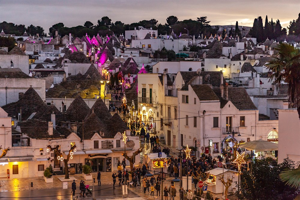 img:https://www.thethinkingtraveller.com/media/Resized/PUGLIA%20local%20areas/Christmas/1000/TTT_Puglia_Alberobello_Natale_DEC18_15.jpg