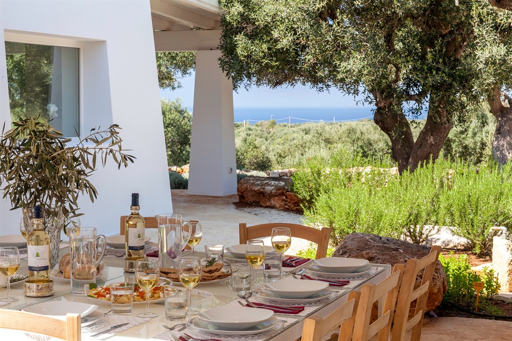 img:https://www.thethinkingtraveller.com/media/Resized/PUGLIA%20local%20areas/Wine/1000/TTT__Puglia_Kyvos_new_aprile_17_LR_%20(27).jpg