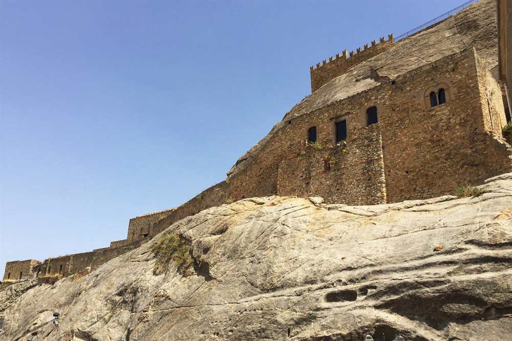 img:https://www.thethinkingtraveller.com/media/Resized/SICILY%20local%20areas/Castles%20Slideshow/1000/TTT_Sicily_Sperlinga_Castle%201.jpg