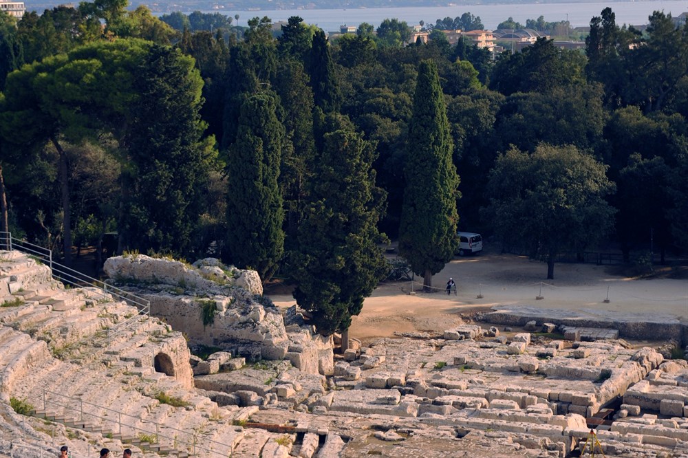 img:https://www.thethinkingtraveller.com/media/Resized/SICILY%20local%20areas/Greek%20Theatre%20Festival%20Siracusa/1000/Think_Sicily_Siracusa_(51)_crop.jpg