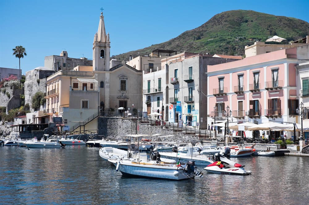 img:https://www.thethinkingtraveller.com/media/Resized/SICILY%20local%20areas/Lipari/1000/TTT_Sicily_Posidonia_June17-5439.jpg