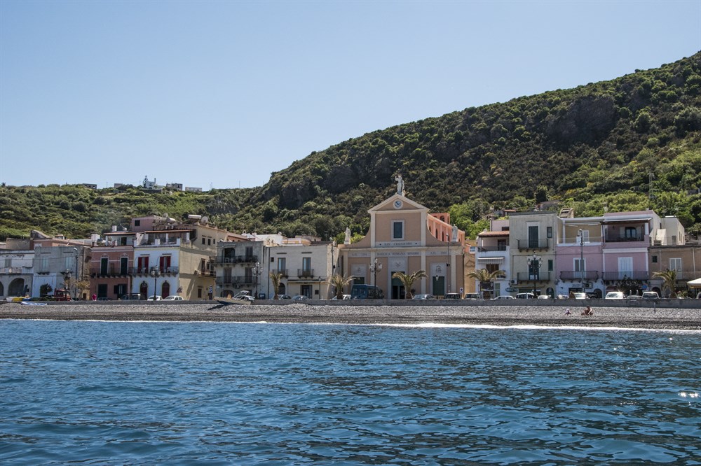 img:https://www.thethinkingtraveller.com/media/Resized/SICILY%20local%20areas/Lipari/1000/Think_Sicily_Lipari%20(17).jpg