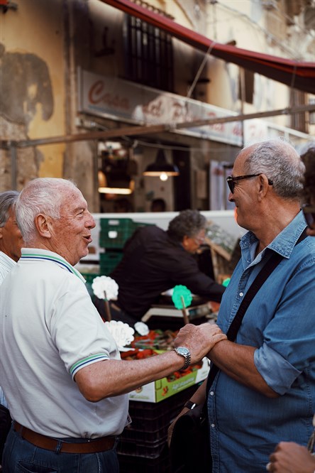 img:https://www.thethinkingtraveller.com/media/Resized/SICILY%20local%20areas/Sicilian%20locals/1000/TTT_Sicily_Ortigia_James_Thompson_SEP19%2007.jpg