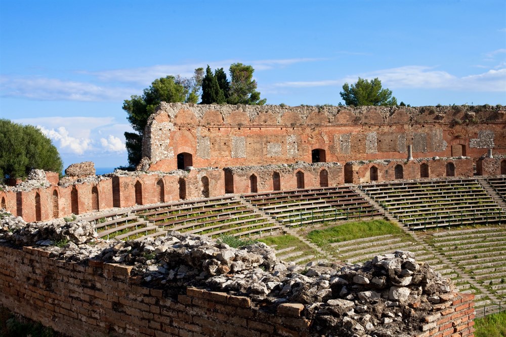 img:https://www.thethinkingtraveller.com/media/Resized/SICILY%20local%20areas/Taormina_and_beaches/1000/TTT_Annual%20Meeting_2013_69.jpg