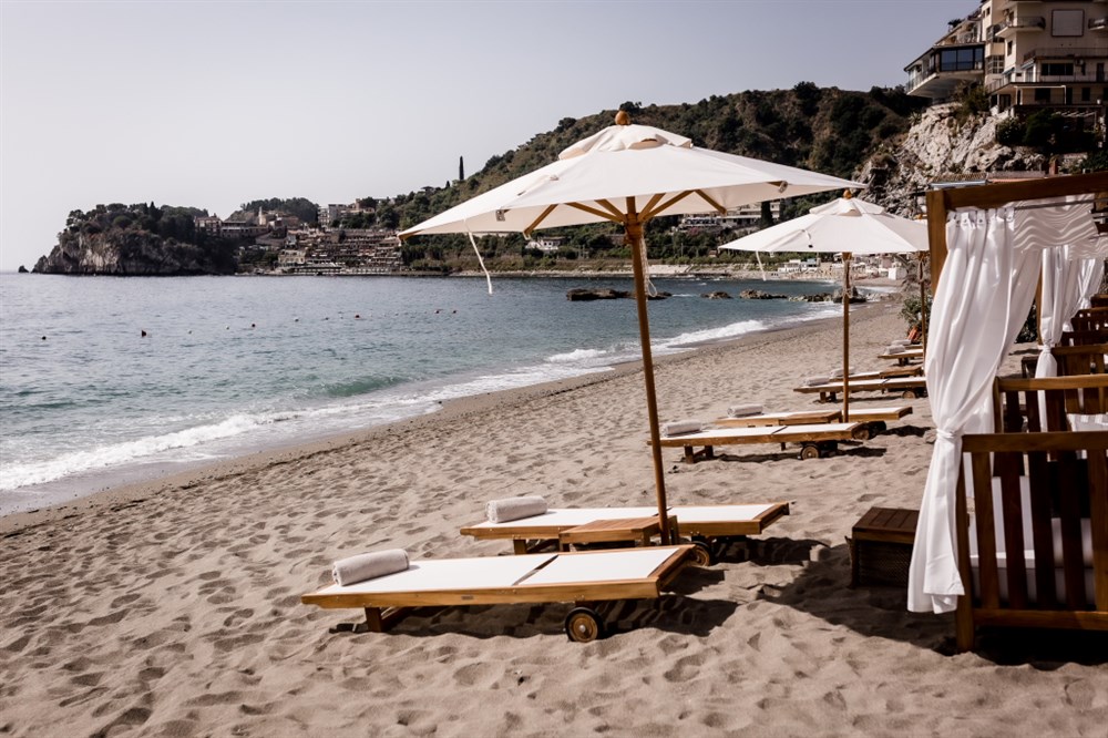 img:https://www.thethinkingtraveller.com/media/Resized/SICILY%20local%20areas/Taormina_and_beaches/TAO/1000/Sicily_Taormina_TAO_Beach_Club_SEP21_12.JPG