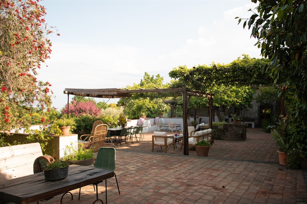 img:https://www.thethinkingtraveller.com/media/Resized/SICILY%20villas/Il%20Palmento%20dei%20Castagni/New%20Folder/1000/TTT_Sicily_il_Palmento_Castagni_JUNE23_03.jpg
