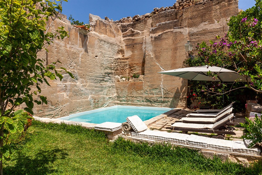 img:https://www.thethinkingtraveller.com/media/Resized/SICILY%20villas/Zu%20Nillu/MAY18/1000/TTT_Sicily_Zu_Nillu_MAY18_029.jpg